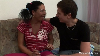 Ебут бабулю молодые пацаны