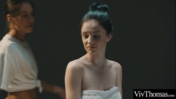 Ласкает мамину писю