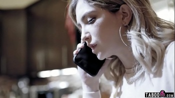 Стройный парень оттрахал на диване сексуальную соседку