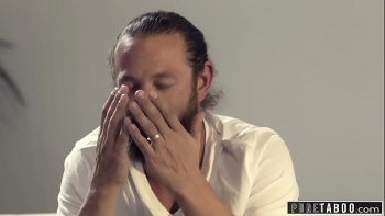 Ее сладкий ротик просто изумительно делает минет