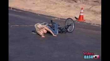 Девушка трахает велосипед