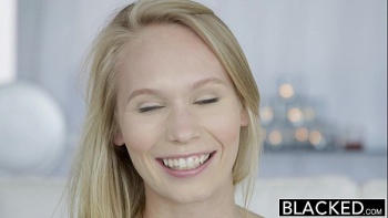 Две трепетные девушки шикарно трахаются писями на члене