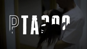 Девушка открыла входную дверь