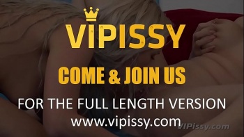 Девушки по очереди писают в рот