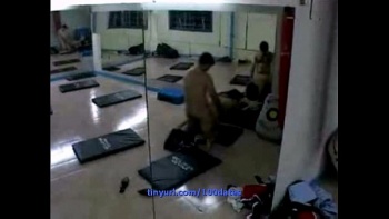 Трахает девушку в спортзале