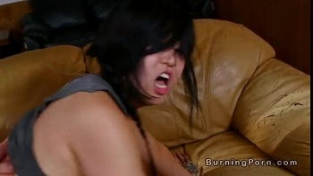 Няня показала грудь