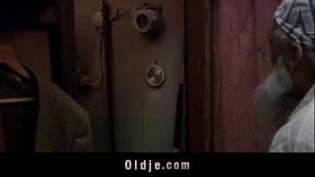 Пожилой мужчина трахает на кровати молодую кудрявую девушку