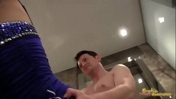 Малышка эротично повиляла перед ней аппетитной попой