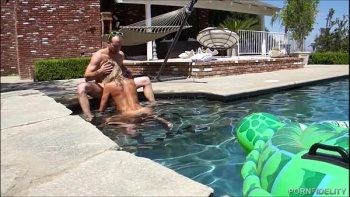 Когда парниша смог обнять свою подругу за талию