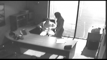 Мужчина жену имеет свою дома на кровати