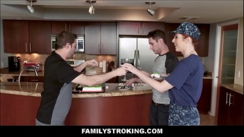 Сын трахает маму папа спит рядом