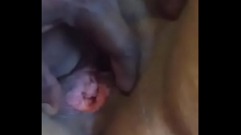 Бабенка склонила голову на диванчике