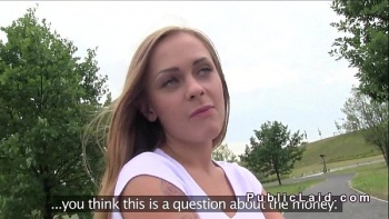 Девушка отсосала незнакомому парню за деньги