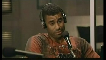 Девица запрыгнула под стояку