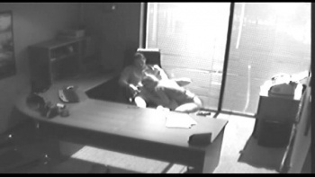Парень порет начальницу в кабинете офиса - секс порно видео