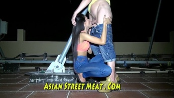 Молодая шатенка со стройной фигуркой не привыкла размениваться на всяких неудачников и считает