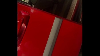 Две шлюхи моют сиськами машину