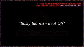 Из ее пилотки течет сок по ляжкам