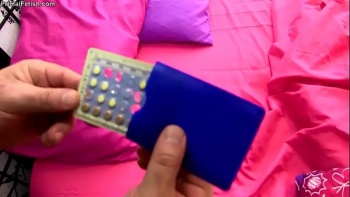 Дрочит киску на водительском сиденье