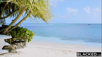 Лижет стоячий хуй