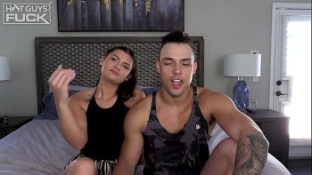 Парни трахают красивых шлюх смотреть онлайн на порноберлога