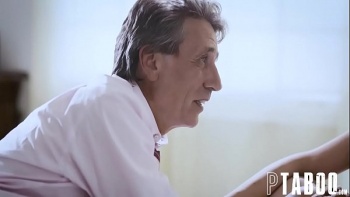 Лежит на спине и трахается