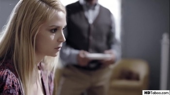 Сисястая девка писает на клумбе