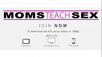 Она уверенно мяла титьки