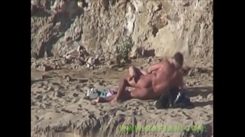 Девушка заметила голого парня