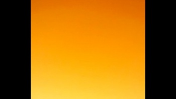 Соблазняет кавалера своей сексуальной фигуркой и дает ласкать свои горячие дырочки