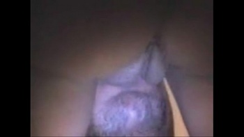 Брезгливо полизала головку