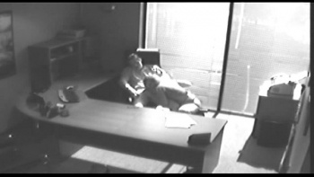 Лысый зам выебал рыжую пухлую начальницу в колготках на офисном столе