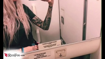 Отправилась справиться в туалет