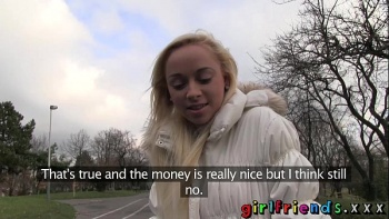 Самец сразу проснулся от чувственных поцелуев