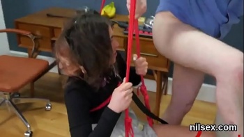 Игривая девушка раздвигает руками ягодицы