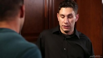 Игривые бабенки пришли в гости к зрелому мужчине чтобы послушать его собственные песни