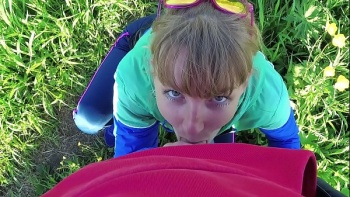 Ласкает его с помощью своего языка