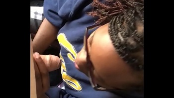 Мама сосала член своему любовнику негру