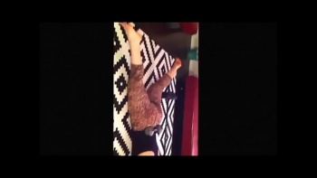 Откровенная девушка трахается белой попой