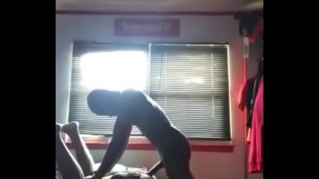 Член плюнул сперму прямо в пизду