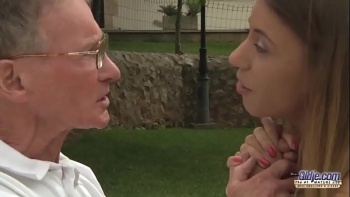 Жкнщина привязала мужчину и пытает сиськими видео