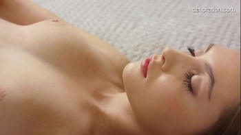 Девушка сильно стонала