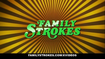 Девушка начинает гладить свою ватрушку