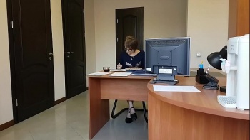 Симпатичная старательная секретарша дала начальнику в кабинете