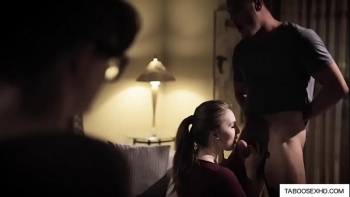 Смотреть заставила мужа лизать