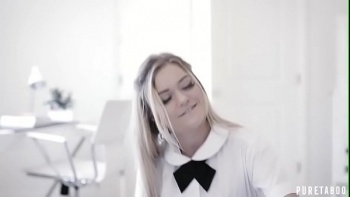 Стоя над девкой с камерой