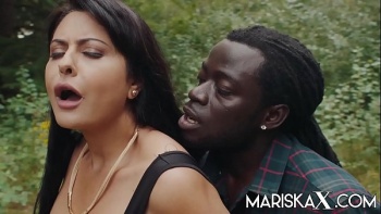 Муж и жена трахаются в позе наездницы