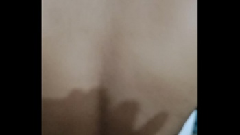 Поэтому послушно показала свои сиськи и ягодицы