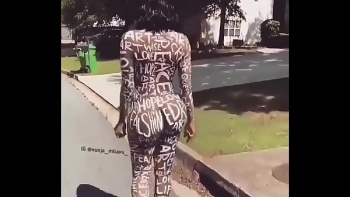 Издевается крашеную Машку