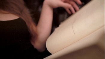 Стимулирует клитор и теребит письку